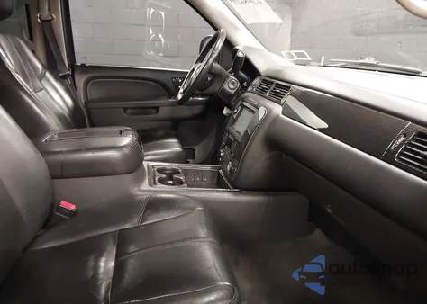 2010 Chevrolet Suburban 1500 Lt1 z USA, uszkodzony, nr VIN 1GNUKJE32AR106197